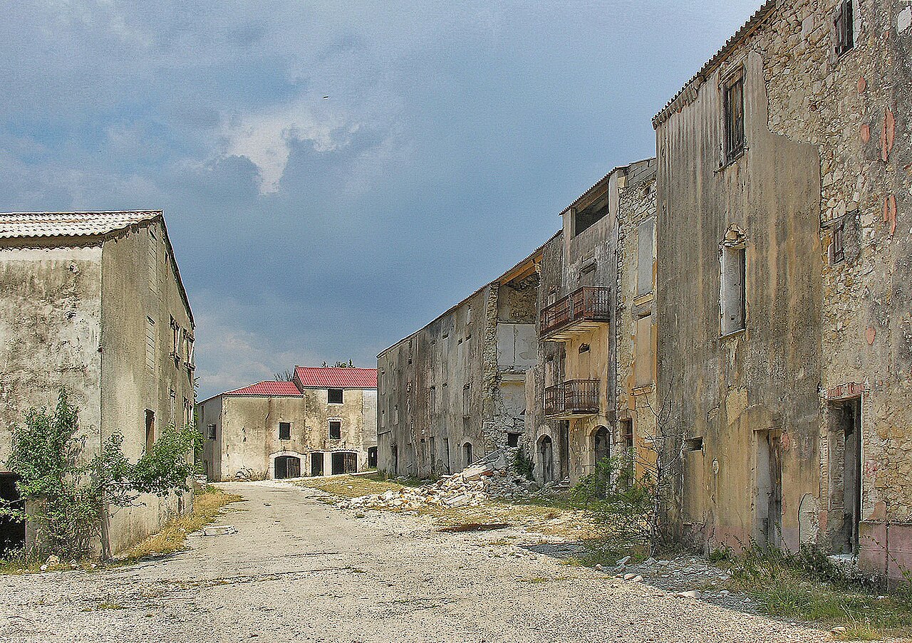 Village abandonné en Provence