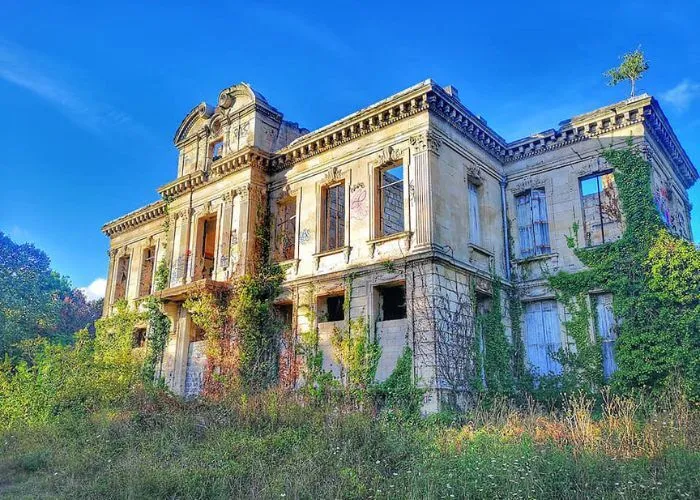 Abandoned chateau in Bordeaux